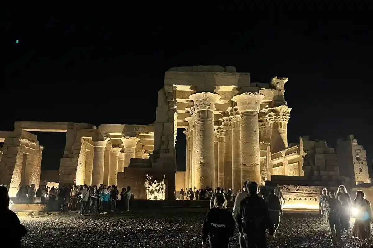 Excursion privée d'une journée aux temples d'Edfou et de Kom Ombo au départ de Louxor