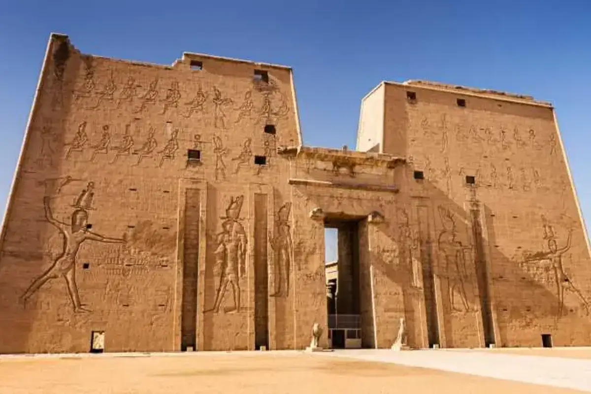 Excursion privée d'une journée aux temples d'Edfou et de Kom Ombo au départ de Louxor