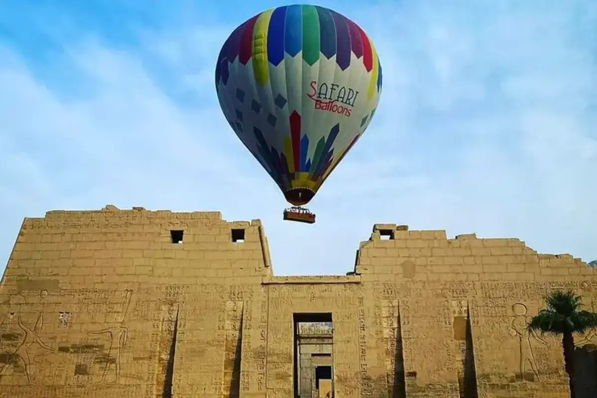 Un forfait : Vol en montgolfière à Louxor et visite privée d’une journée complète