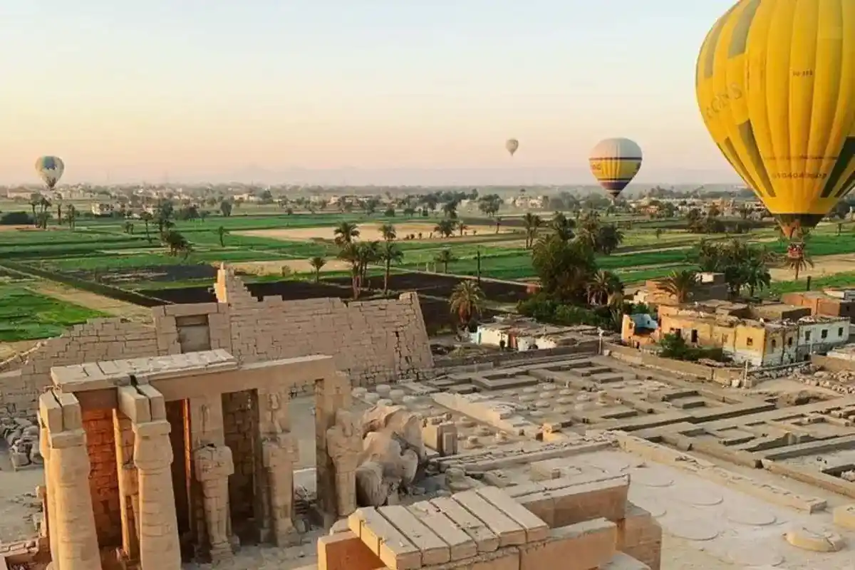 Un forfait : Vol en montgolfière à Louxor et visite privée d’une journée complète